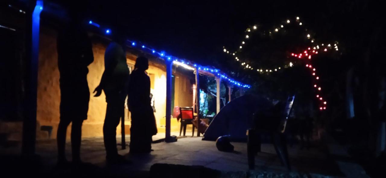 Drunken Monkey Camping Site Hotel ฮัมปี ภายนอก รูปภาพ
